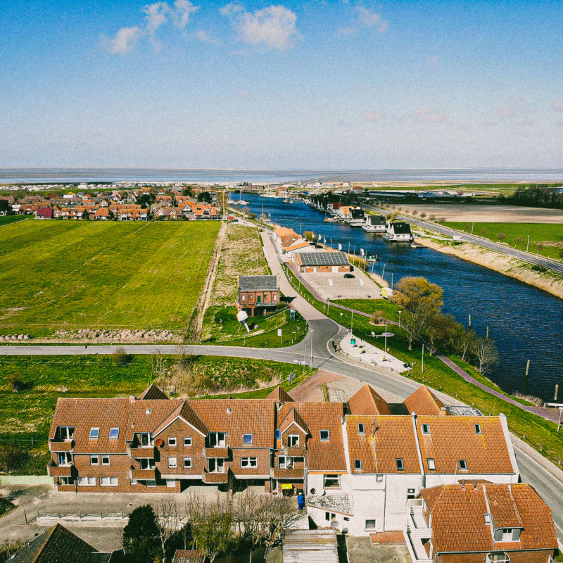 Bild von einem Hotel und Ferienwohnungen in Carolinensiel mit Blick auf Yachthafen