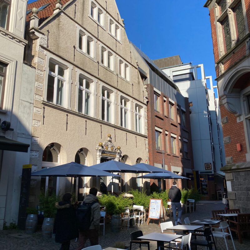 Abbildung eines historischen Gebäudes in der Oldenburger Altstadt, mit Flächen für Einzelhandel und Büro.